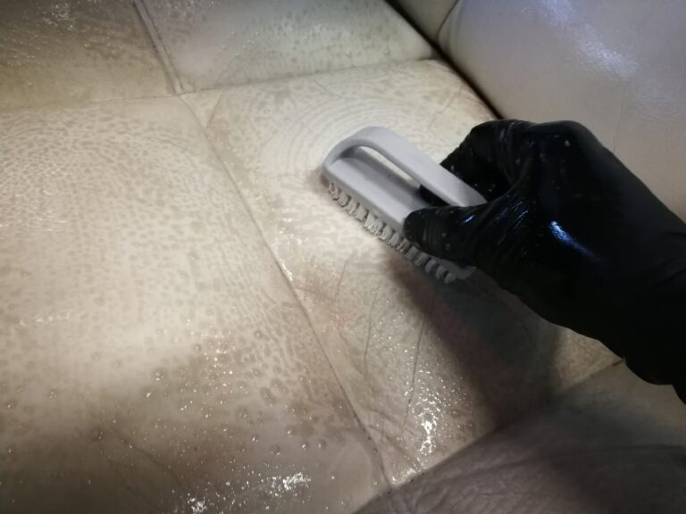losborstelenj vuil uit leer conditioneren | A1 Car Cleaning