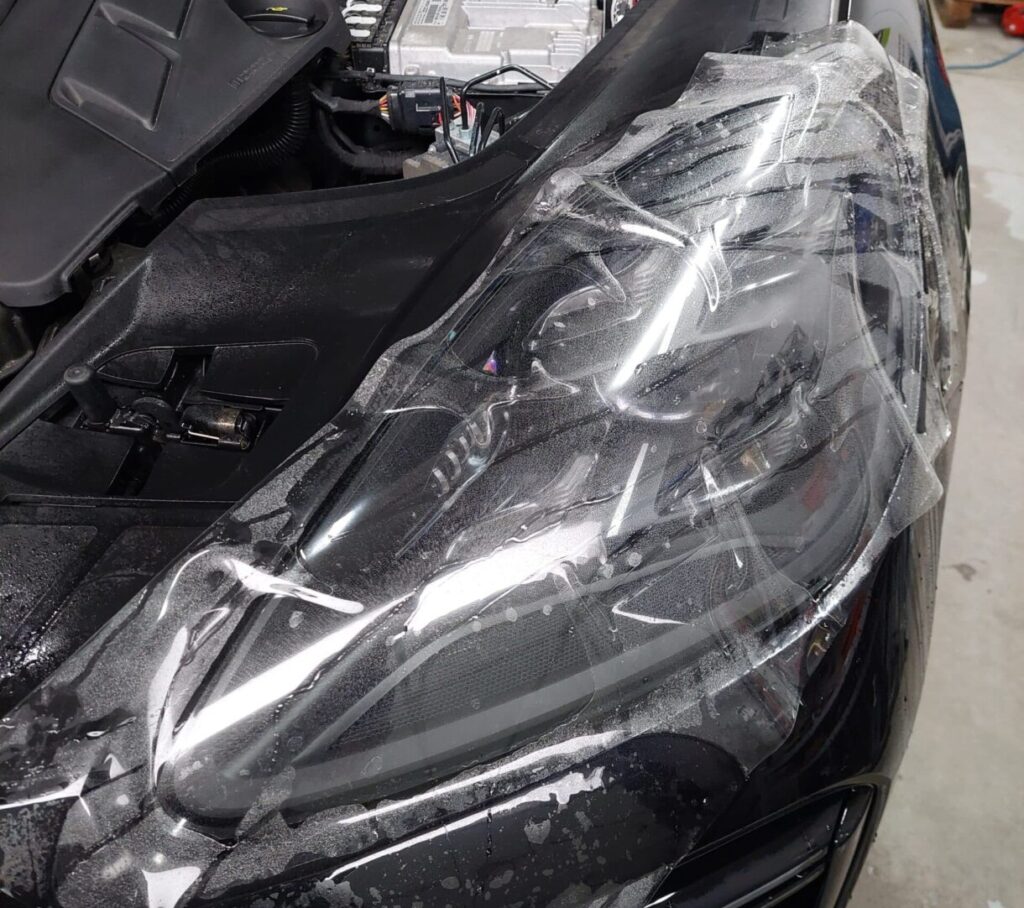 PPF steenslagfolie aanbrengen op koplamp — voor behandeling | A1 Car Cleaning Bunschoten